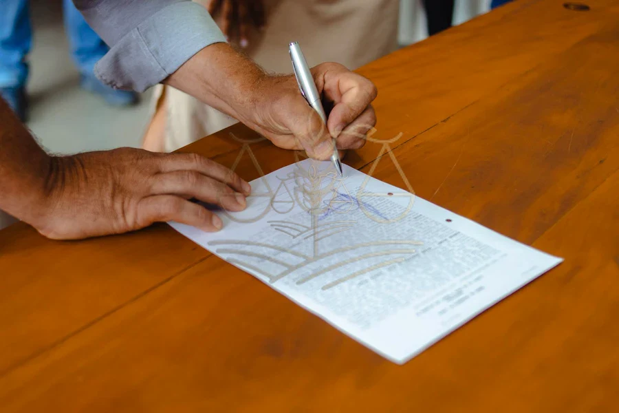 Produtor assinando contrato de renegociação de dívida rural