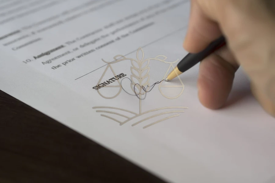 Mãos assinando um contrato de crédito rural sobre a mesa